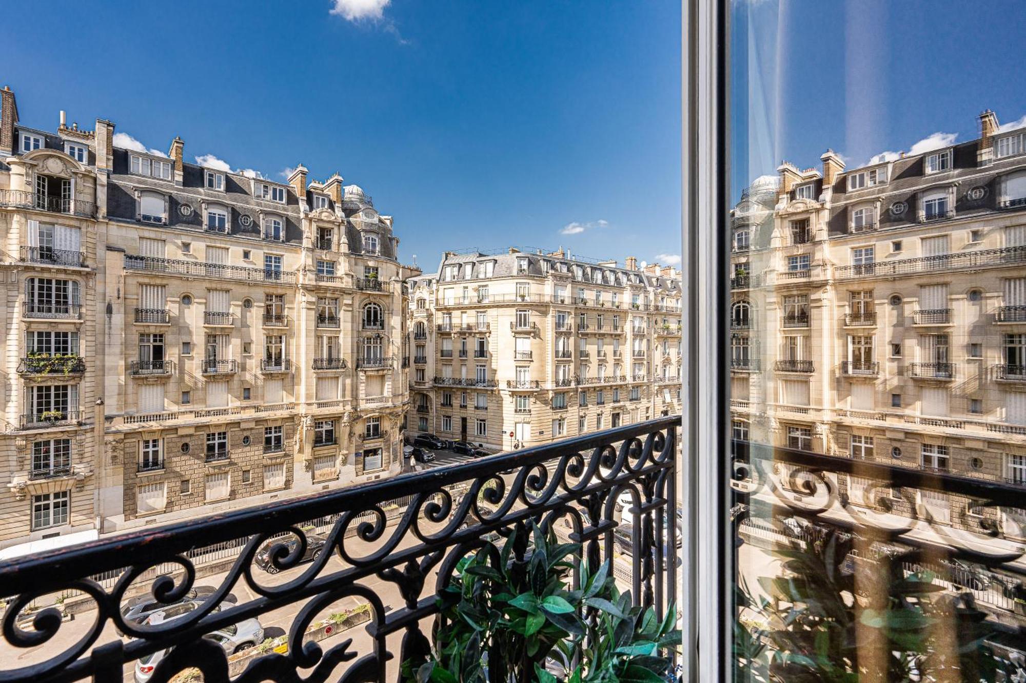 170m Air Conditioned Decor * Paris